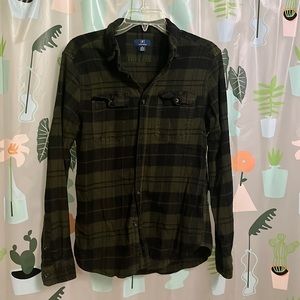 Men’s button up green plaid flannel w/2 pockets